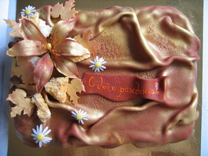 Праздничный бордово-золотистый торт с лилией